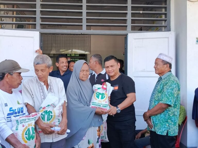 Desa Pahang Peduli: Kepala Desa Bagikan Bantuan Beras untuk Korban Banjir