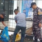 Sinergi TNI AL dan Karang Taruna Batu Bara Gelar Jumat Bersih di Pelabuhan Tanjung Tiram: Wujud Nyata Kepedulian Lingkungan dan Silaturahmi