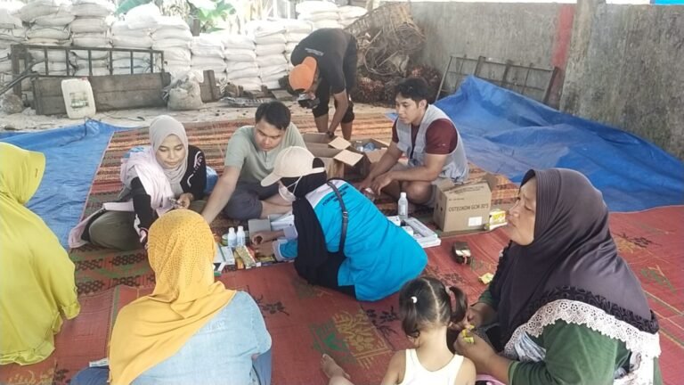 Tim Dokter USU, DMDI, dan PERMADA Tembus Desa Terisolir di Langkat Demi Selamatkan Warga Korban Banjir