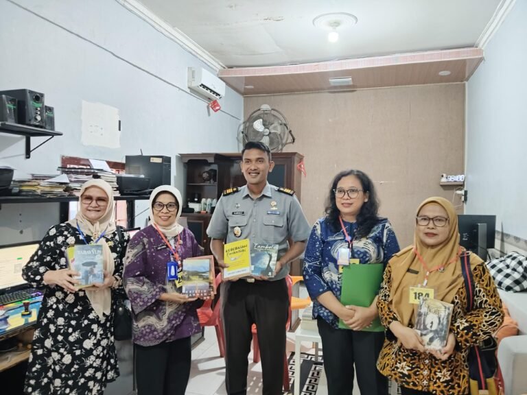 Sinergi Tingkatkan Literasi, Lapas Labuhan Ruku Dapat Bantuan Buku dari Dua Perpustakaan Besar