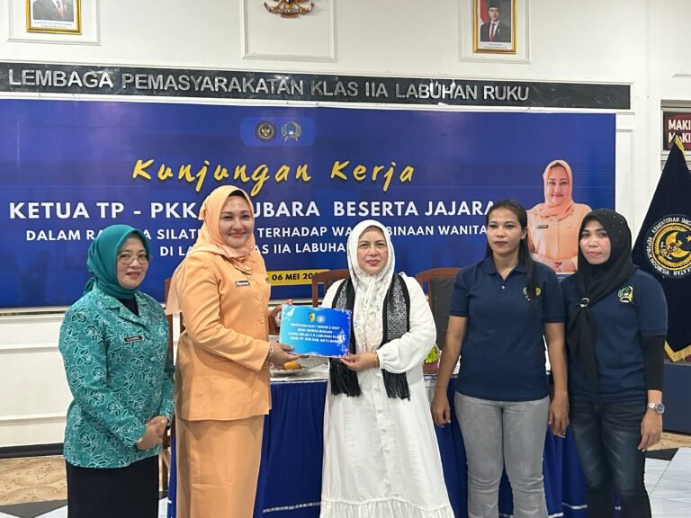 Ketua TP PKK Batu Bara Serahkan Alat Tenun untuk Warga Binaan Lapas Labuhan Ruku