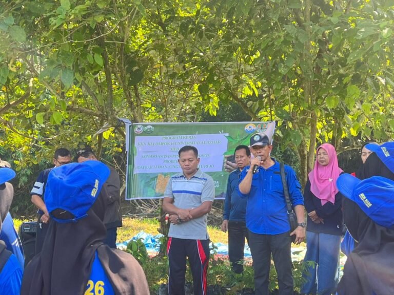 Bukan Sekadar KKN! Rektor Al-Azhar Medan Turun Langsung Tanam 300 Pohon di Desa Batu Rejo